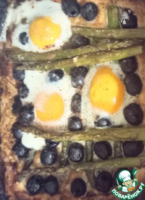 Пирог со спаржей, оливками и яйцами
