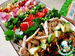 Салат Кобб с индейкой и шампиньонами