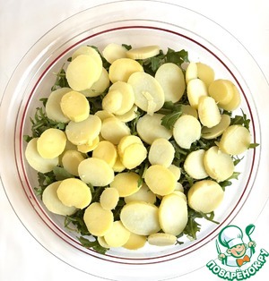 Салат с картофелем, креветками и беконом
