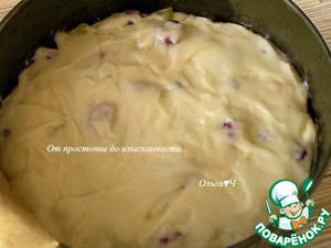 Постная шарлотка с малиной и яблоками