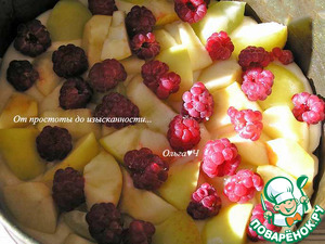 Постная шарлотка с малиной и яблоками